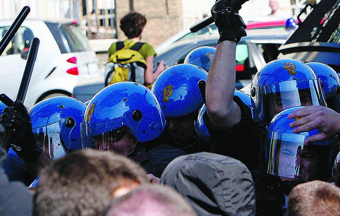 Monza Dopo lo sgombero del cinema, botte e corteo in Comune