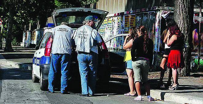 Prostitute Sul marciapiede all’8° mese di gravidanza