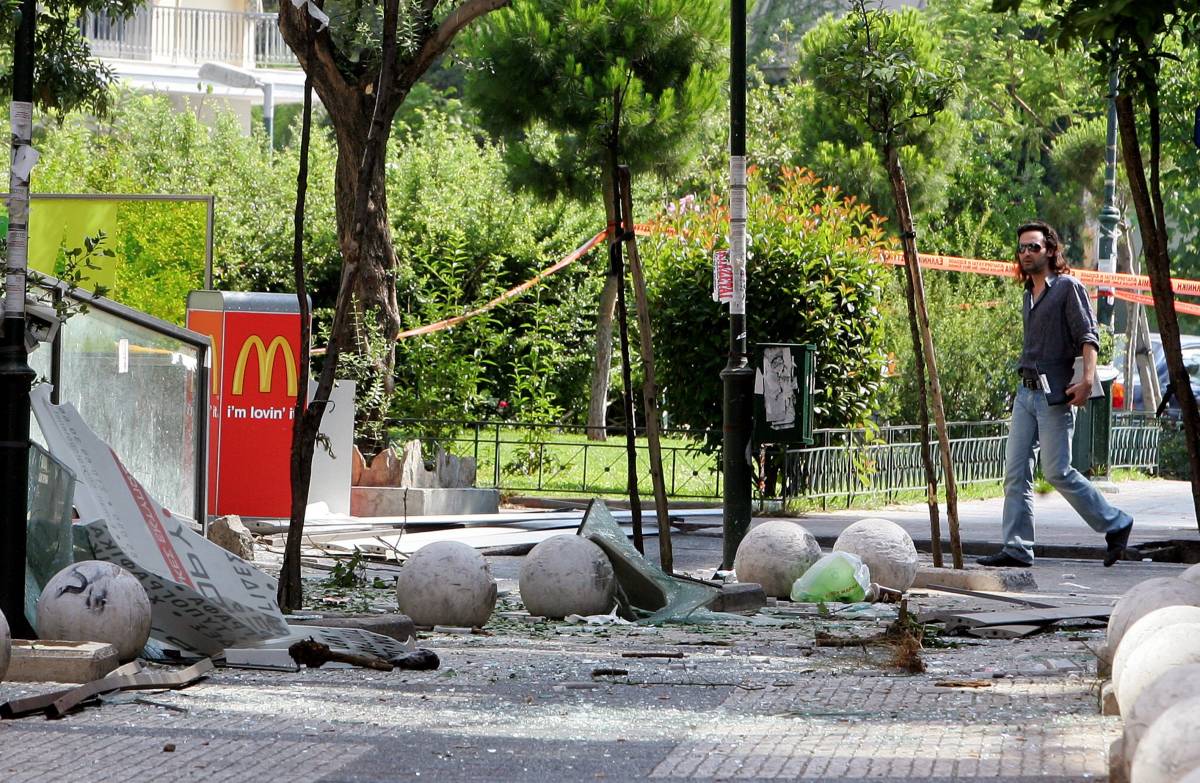 Paura a Atene, bomba al fast food