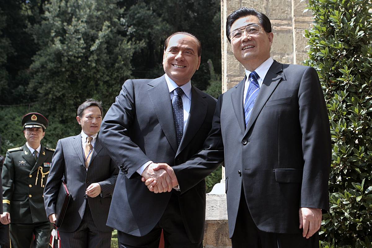 Crisi, Berlusconi frena: 
"Il peggio è passato 
Premier non ha poteri"