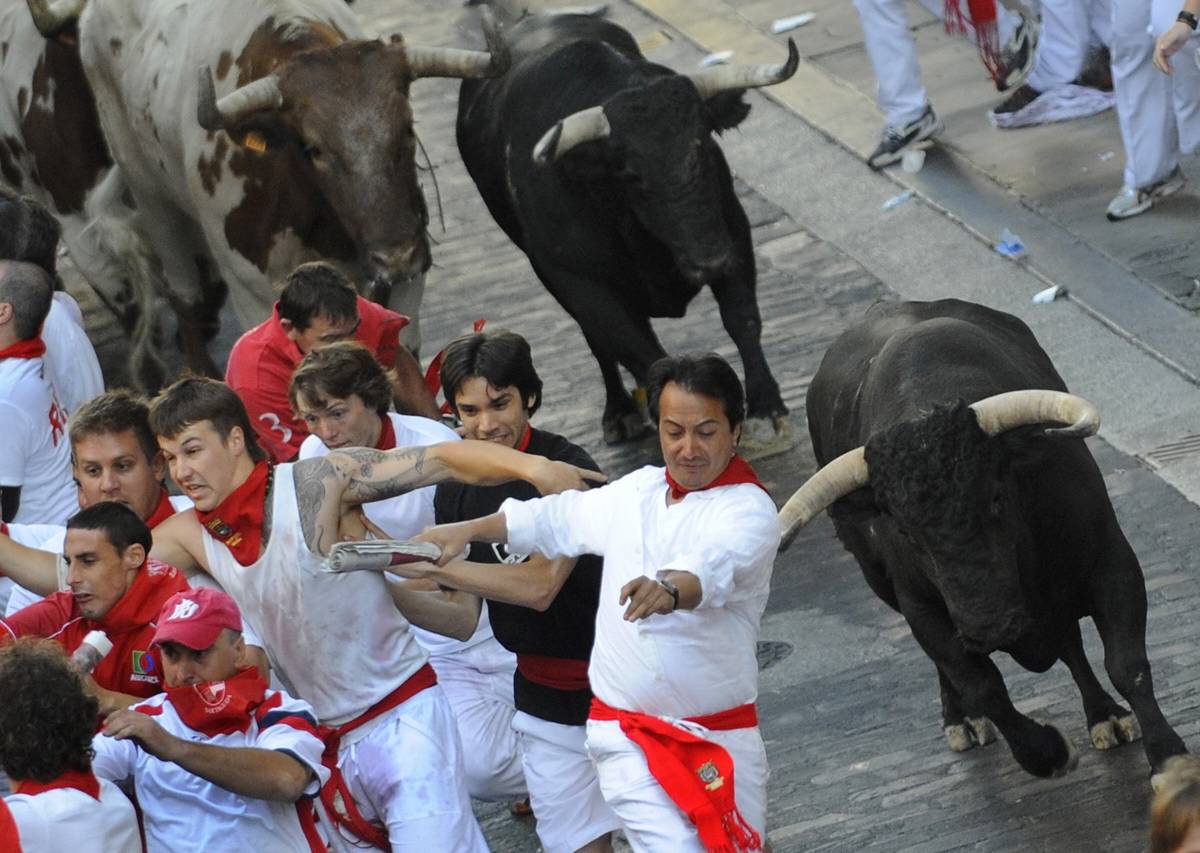 Pamplona, primo encierro veloce e senza incornati