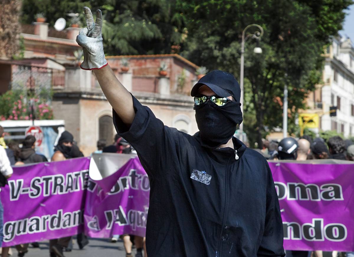 G8, tensione a Roma: scontri con la polizia