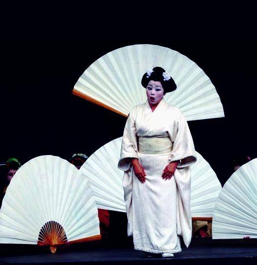 Un rincorrersi infinito di ventagli e luci per Madama Butterfly