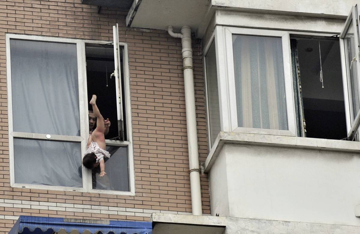 Cina, Uomo ragno sventa la tragedia: 
squilibrato tenta di uccidere neonato