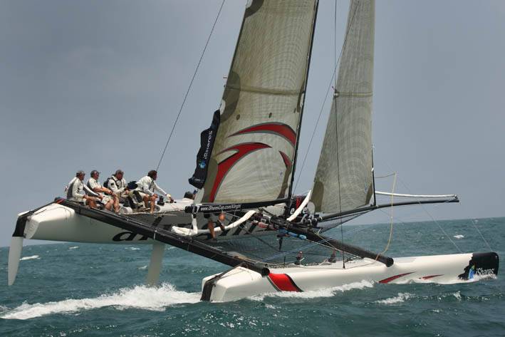 Alinghi vara il maxi-catamarano 
per la sfida dell'America's Cup 