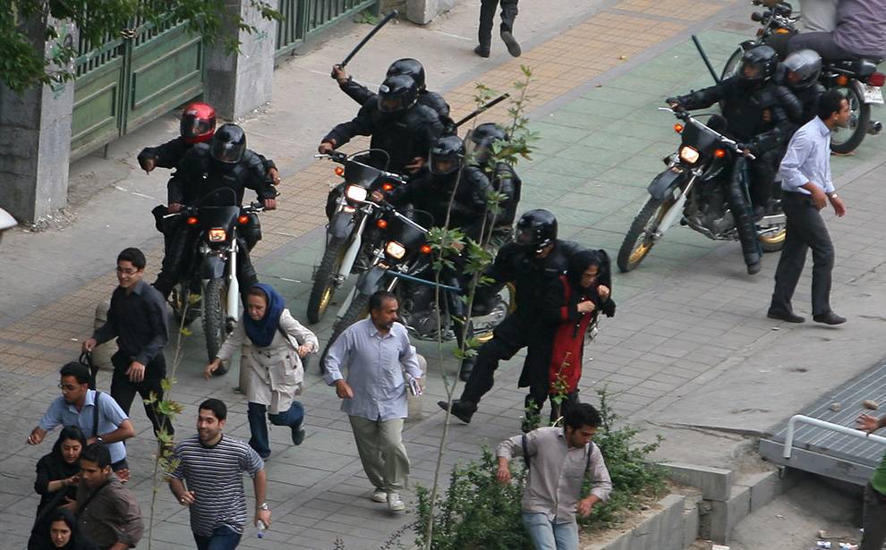 Iran, torna la protesta, 
la polizia spara sulla folla