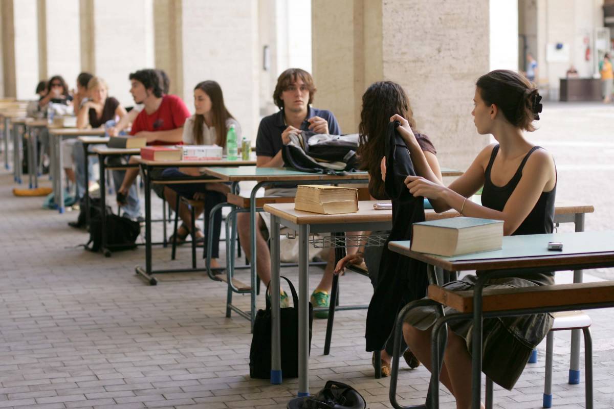 Secchiona bocciata per una telefonata