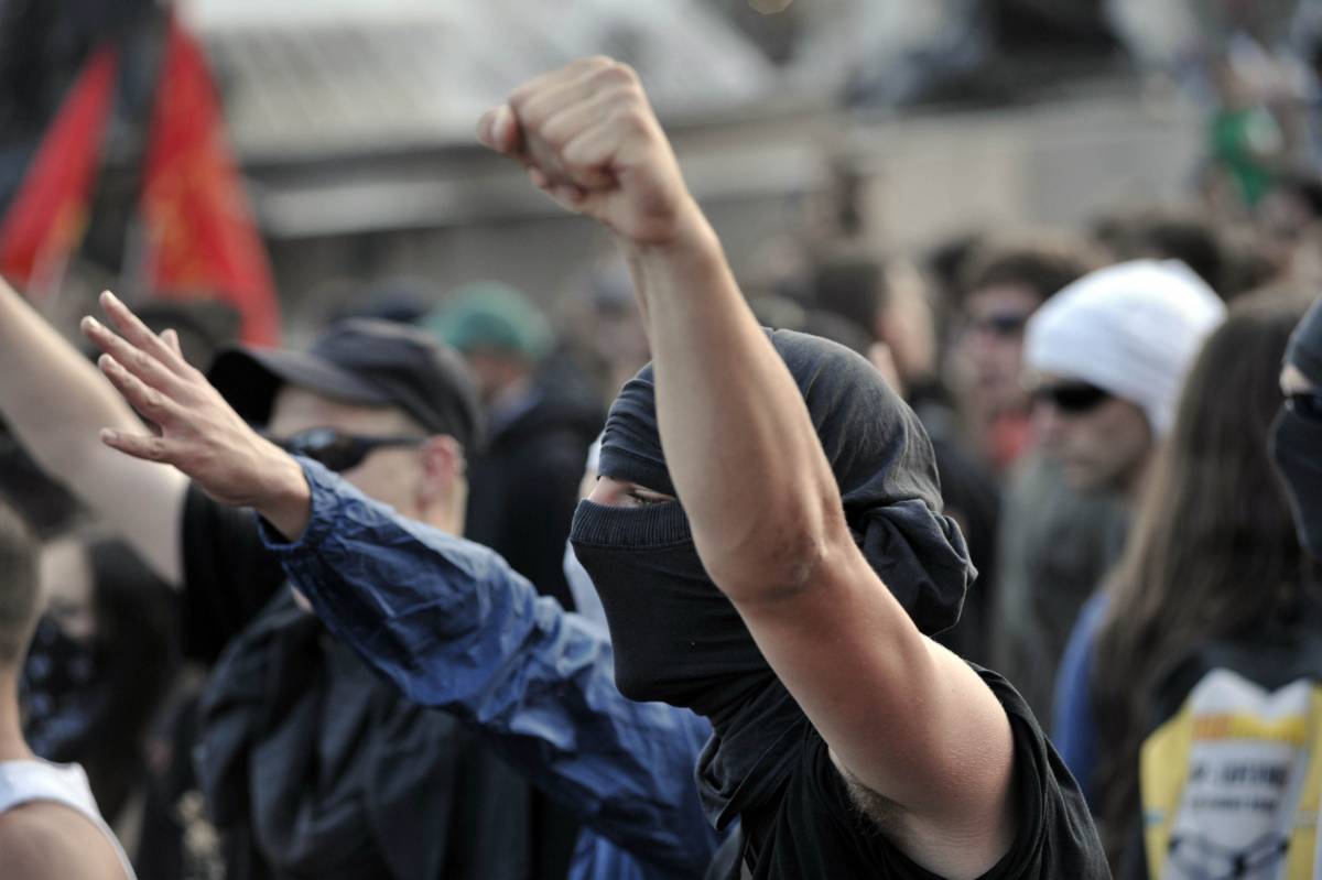 L'Aquila, scontri al corteo 
tra black block e polizia 
E Teheran attacca l'Italia