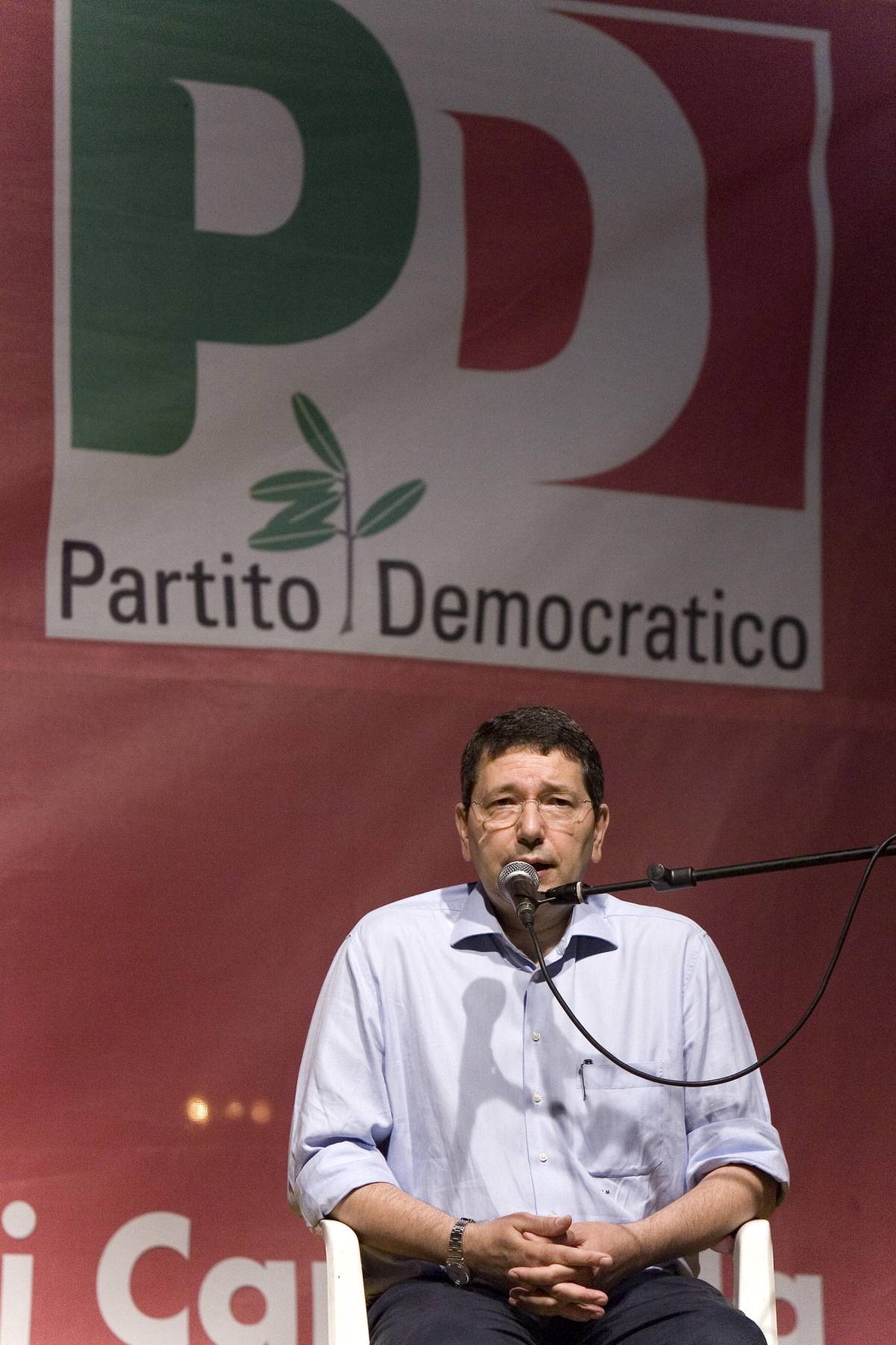 Marino: "Questione morale nel Pd". E scoppia la bufera