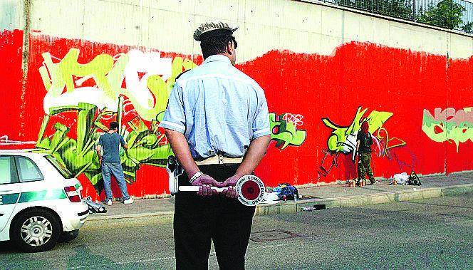 La condanna per i graffitari: filmati mentre ripuliscono i muri