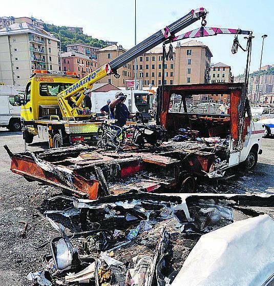 Il Comune sgombera le carcasse di auto