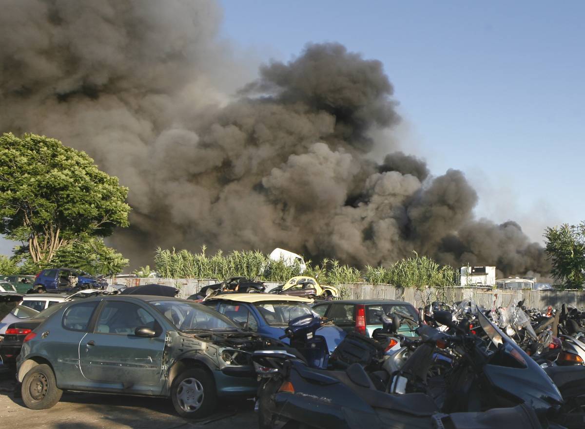 Fiamme ed esplosioni in un deposito 
di auto: "Sembrava l'apocalisse"
