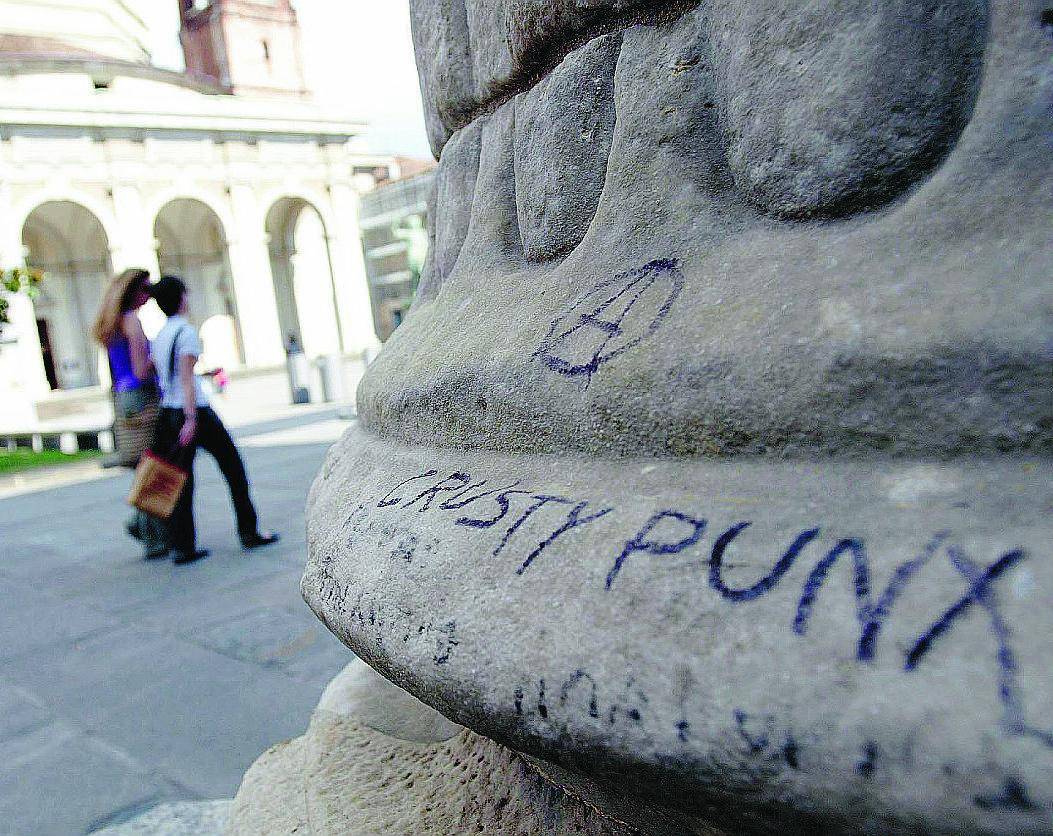 Vandali e "movida" a San Lorenzo: 
una cancellata proteggerà la basilica