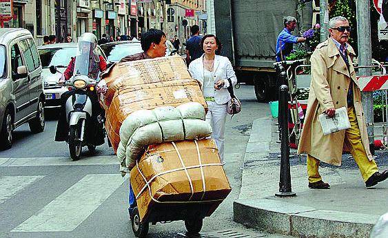 Via Sarpi I cinesi non lasciano i negozi