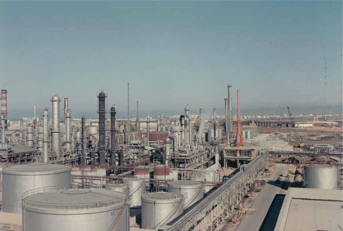 Porto Torres, operai petrolchimico in sciopero 
Tutti contro l'Eni: aeroporto di Alghero occupato