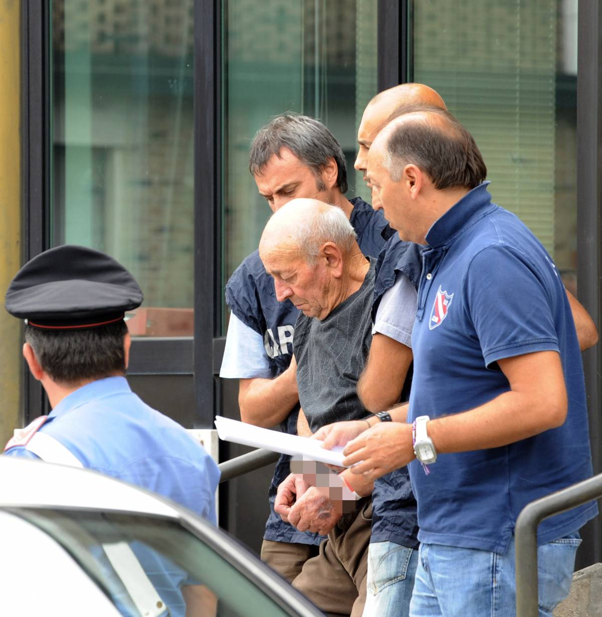 Si barrica in casa e uccide carabiniere: catturato