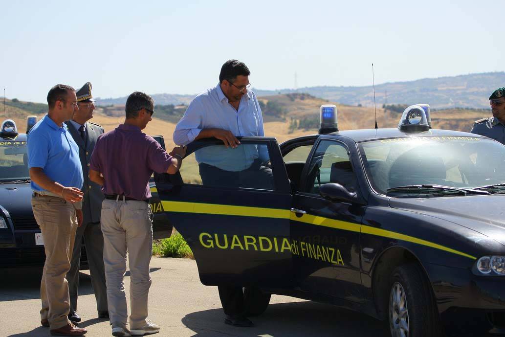 Lampedusa, il sindaco in manette 
E' accusato di concussione