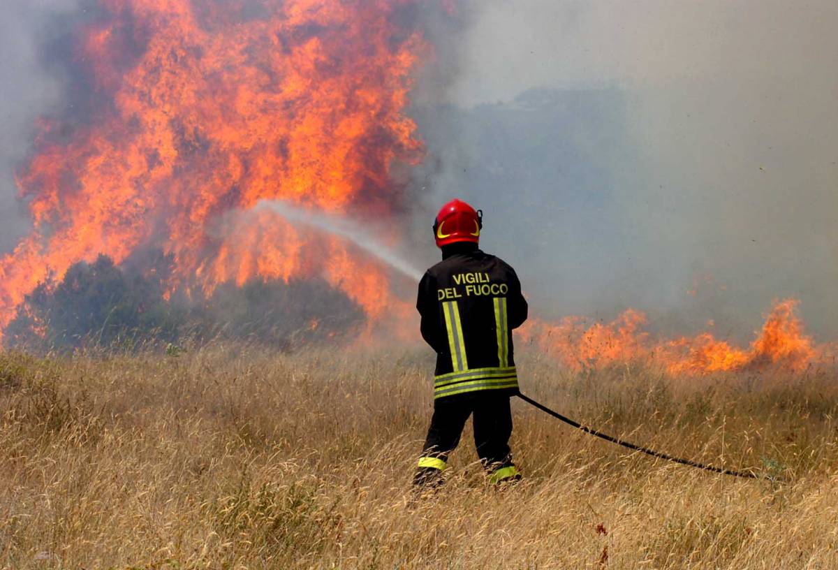 Sardegna in fiamme: 
2 morti, turisti evacuati 
Gravi danni a Sassari