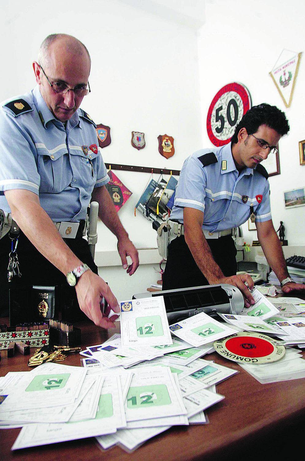 La truffa dei pass falsi per sostare a scrocco: li fabbricavano i ghisa