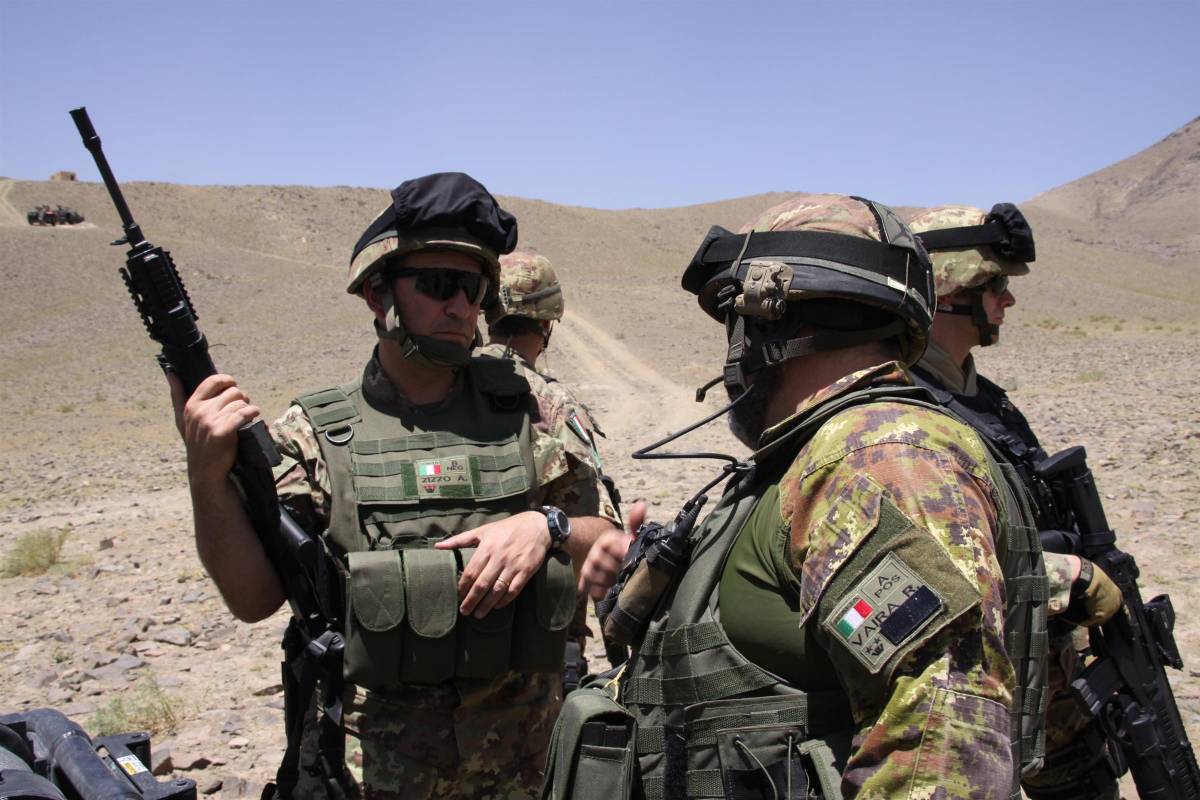 Afghanistan, italiani sotto attacco 
Cinque militari feriti: non sono gravi