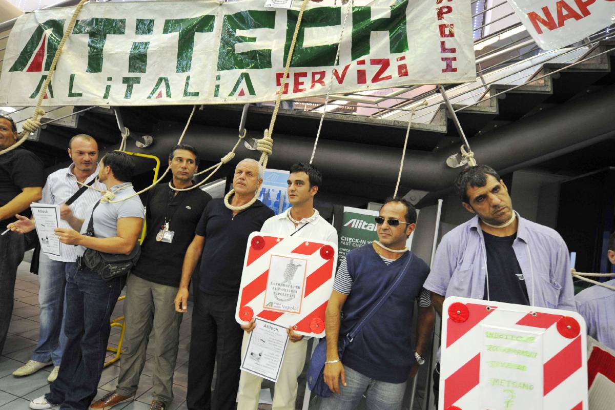 Napoli, protesta Atitech: tensione a Capodichino