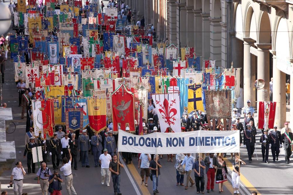 Strage di Bologna, Napolitano: 
"Non dimenticare la follia terrorista" 
Fischi a Bondi: "E' odio politico"