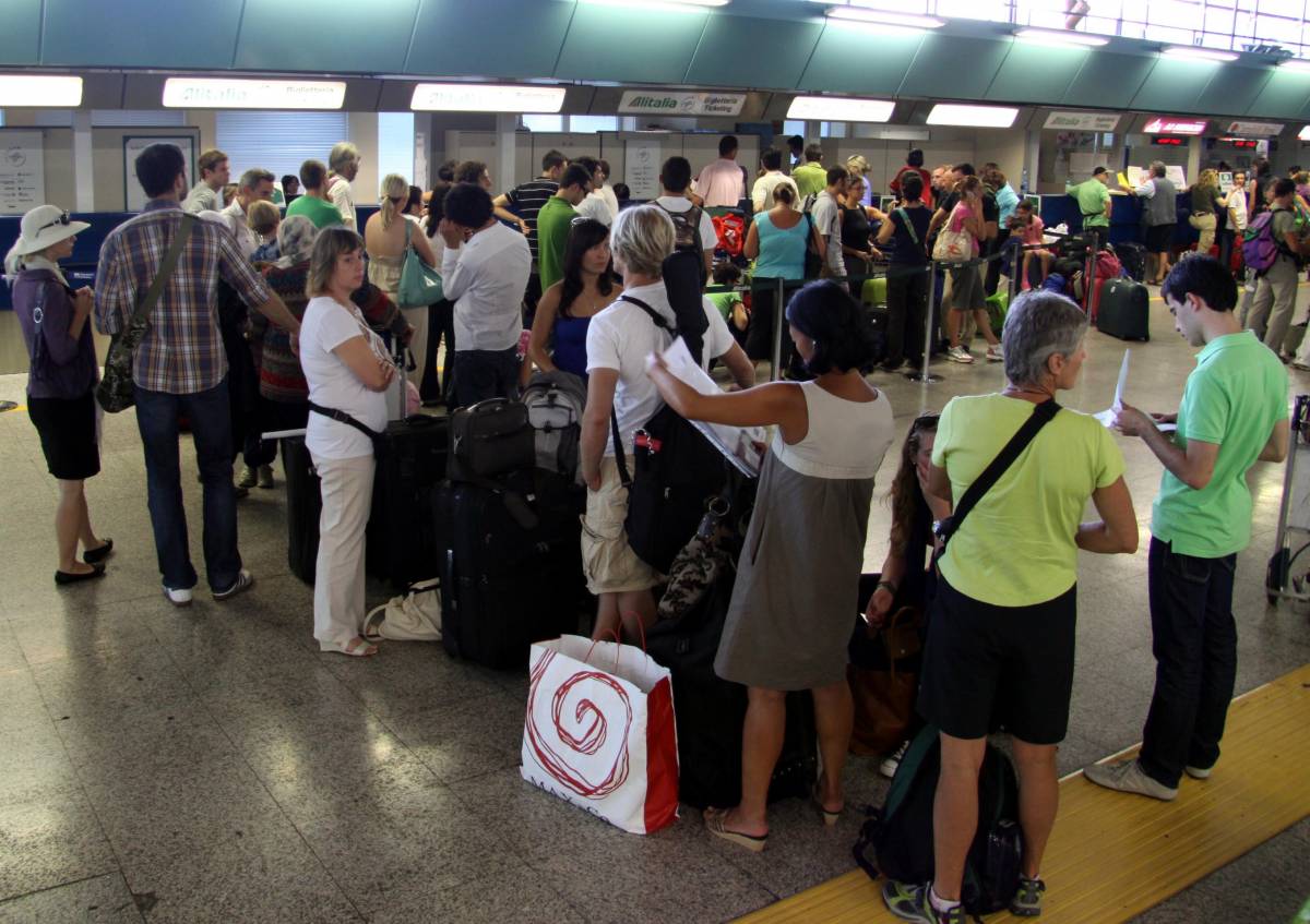 Alitalia, overbooking 
sui voli: a terra 
decine di passeggeri
