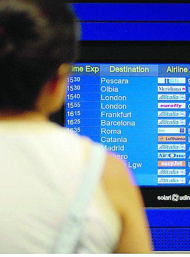 Più biglietti che posti sull’aereo E i passeggeri rimangono a terra