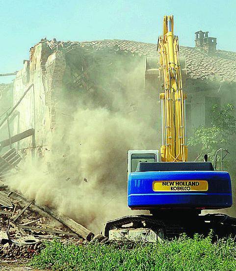 Abbattuta la cascina occupata dagli abusivi