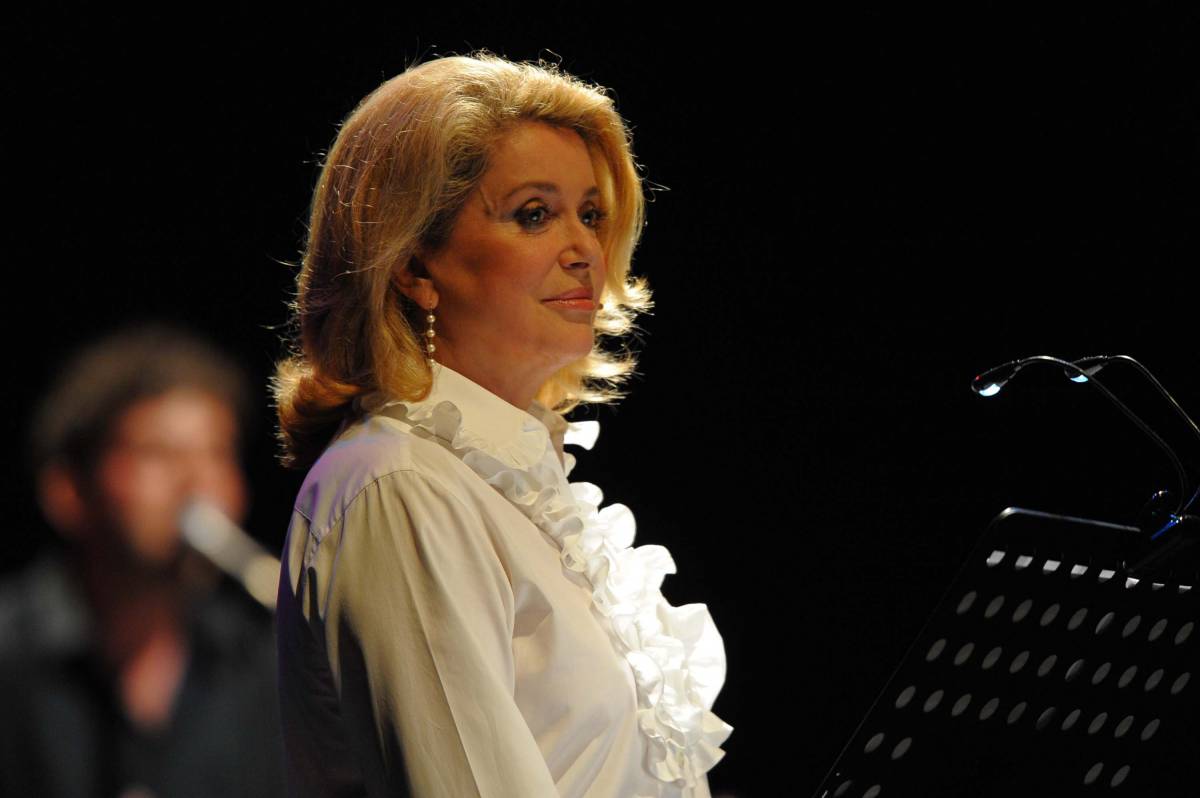 Recital troppo breve. Alla Versiliana i fischi alla Deneuve