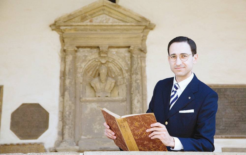 Il precettore che fa le pulci ai santi 
"Gli unici seri? I carabinieri"