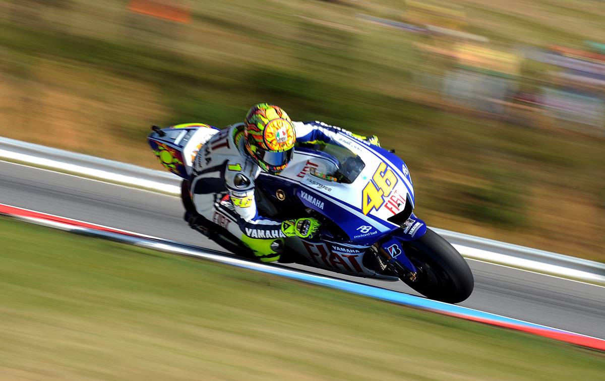 MotoGp, super Rossi 
caduta e pole record