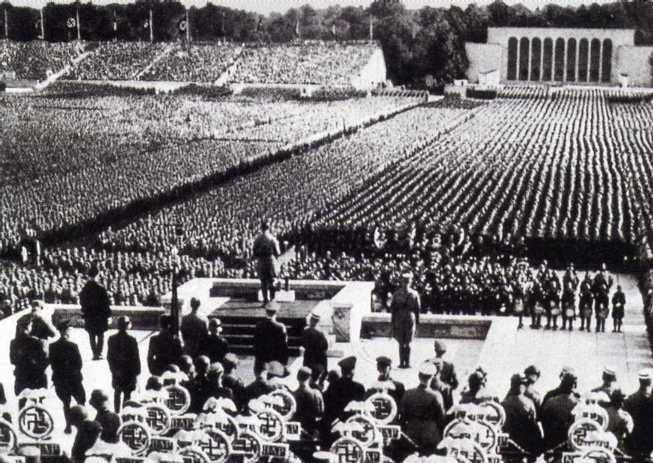 Usa, la Camera approva la proposta per levare la pensione agli ex nazisti