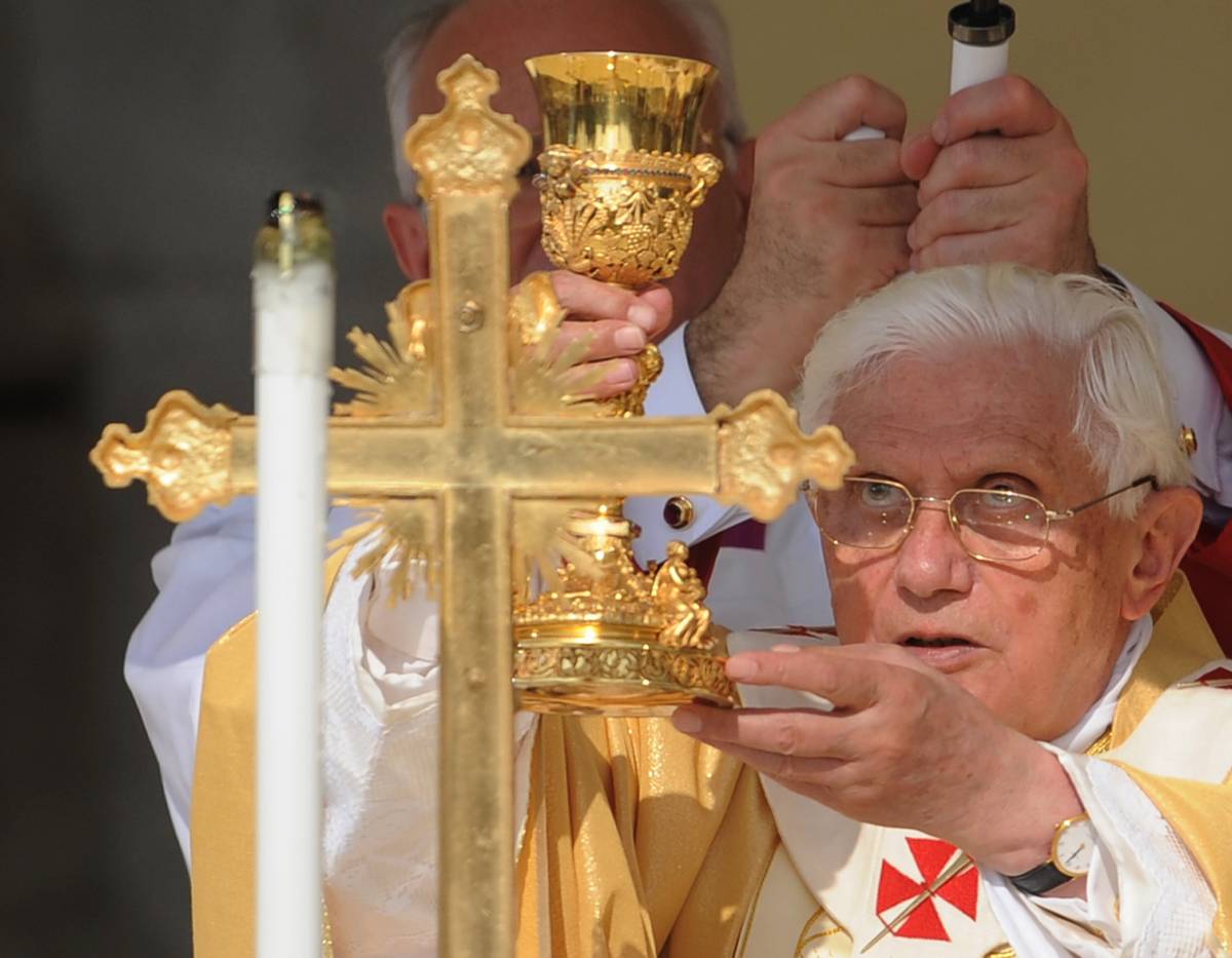 Inedito di Benedetto XVI 
"La Messa del futuro? 
Ecco come deve essere"
