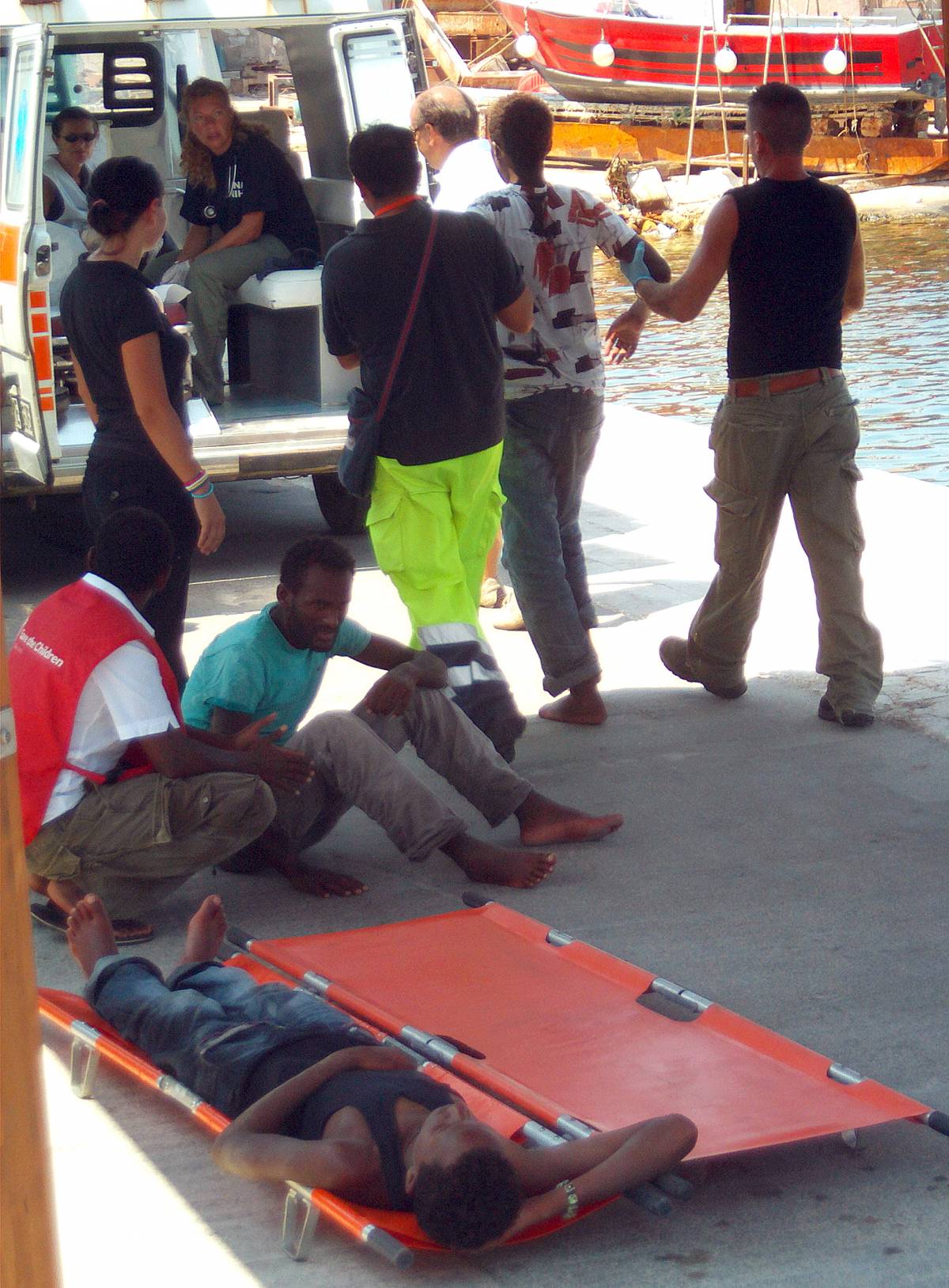Lampedusa, Cei: "Rispettare i diritti" 
Bossi: "Da loro parole con poco senso"