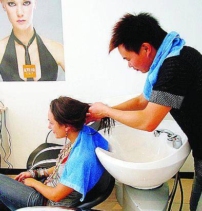 La Finanza fa barba e capelli ai parrucchieri cinesi