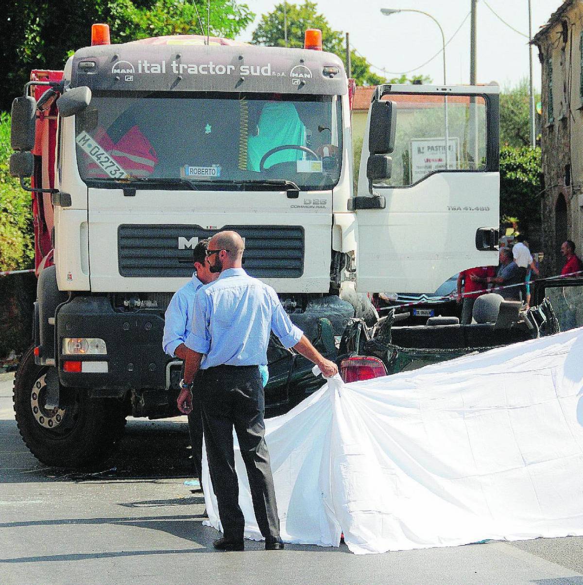 Il pirata della strada fugge ma si schianta e muore