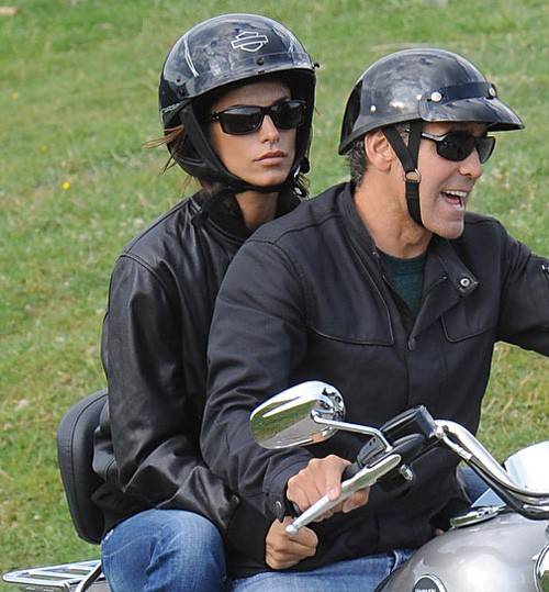 Clooney e il casco illegale 
Legge uguale per tutti?