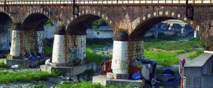 Valpolcevera Campo nomadi abusivo sotto il ponte della ferrovia