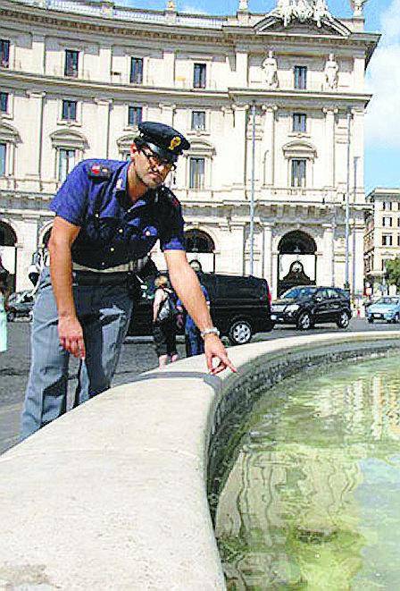 Piazza Esedra Romeno danneggia la fontana