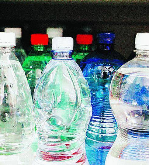 Beve acqua e finisce all’ospedale