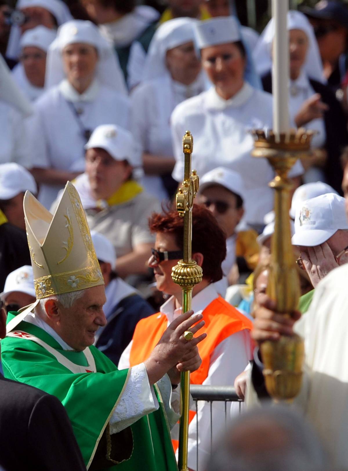 Il Papa: in politica seguendo il Vangelo 
Letta: rapporti saldi tra Stato e Vaticano