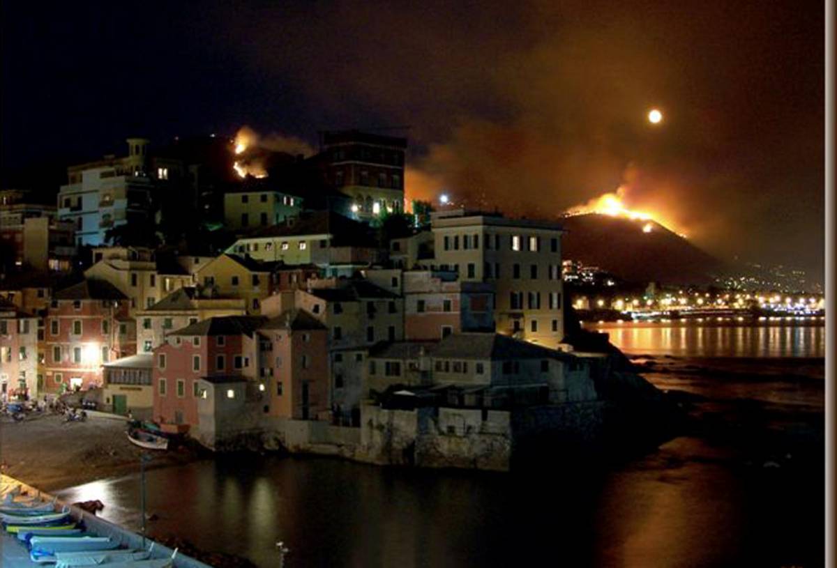 Incendi, la Liguria brucia ancora: 
caccia ai piromani, sette fermi