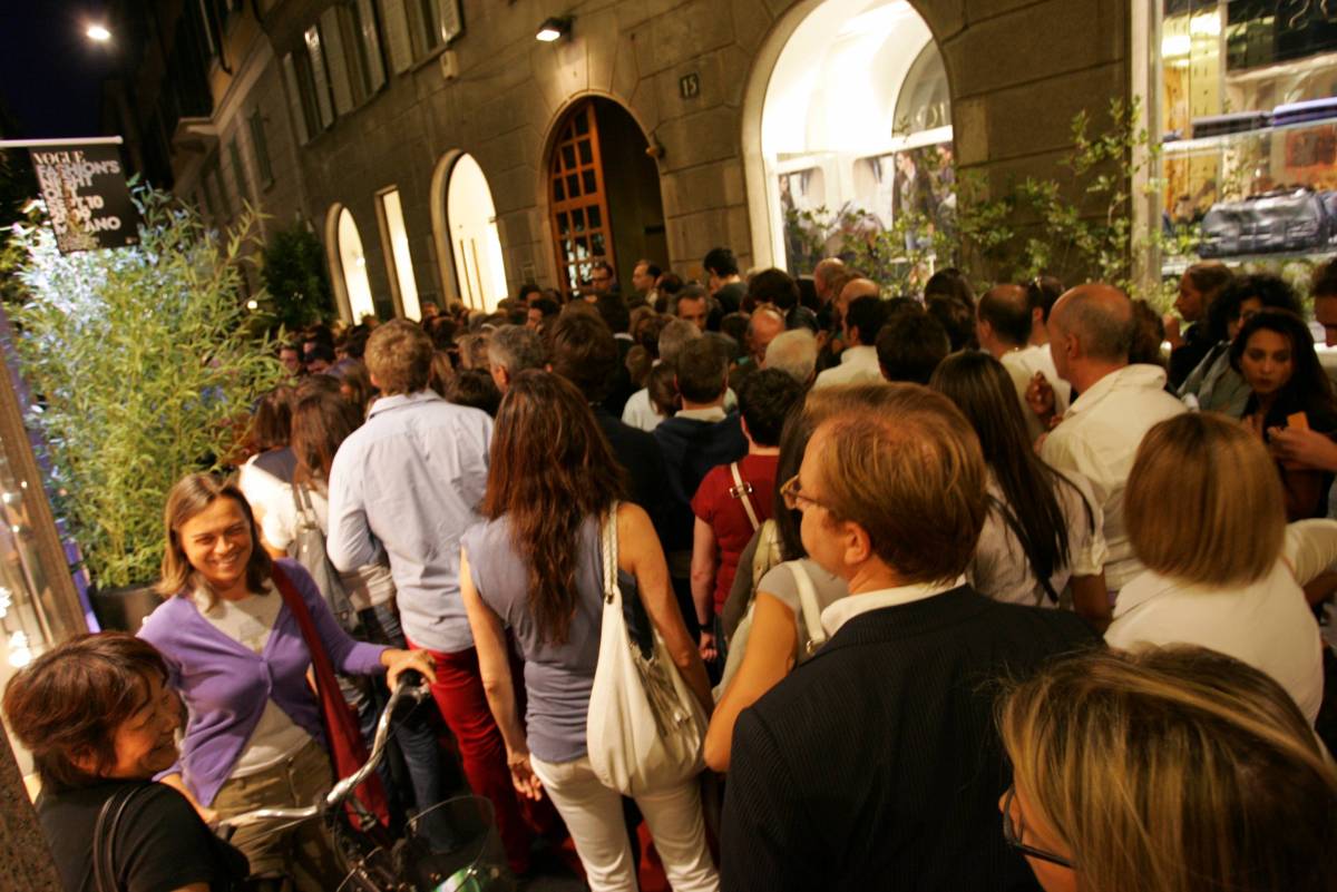 Fashion night: boutique aperte, folla invade il Quadrilatero