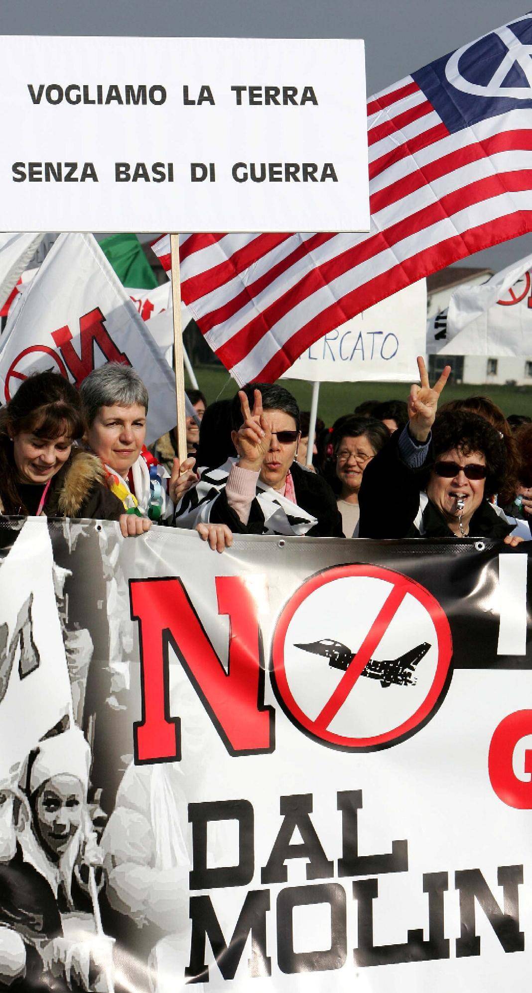 Dietrofront del sindaco: «Stop alle proteste ha vinto la base Usa»