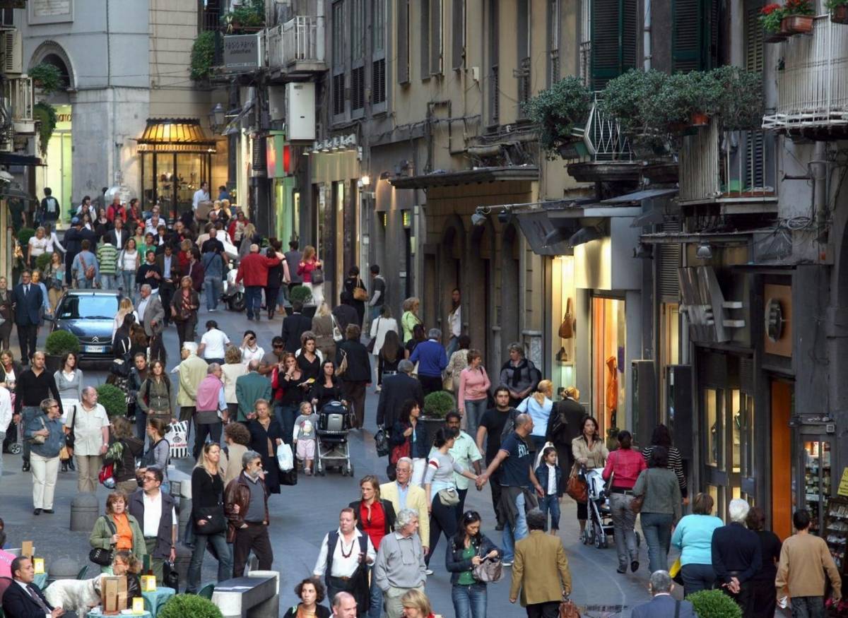 Le ronde diventano chic, a Napoli i vip per strada