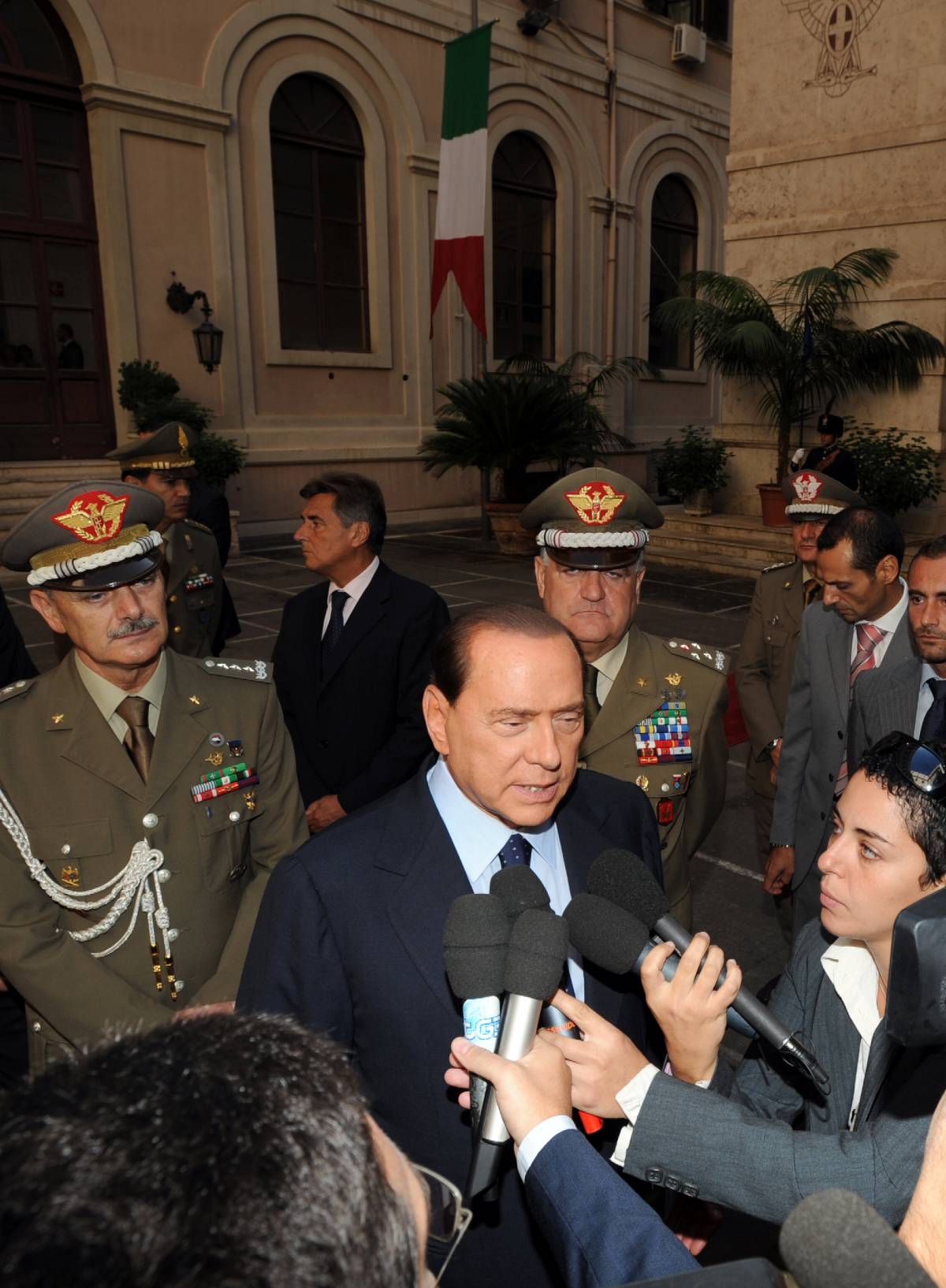 Berlusconi: "Serve transition strategy"