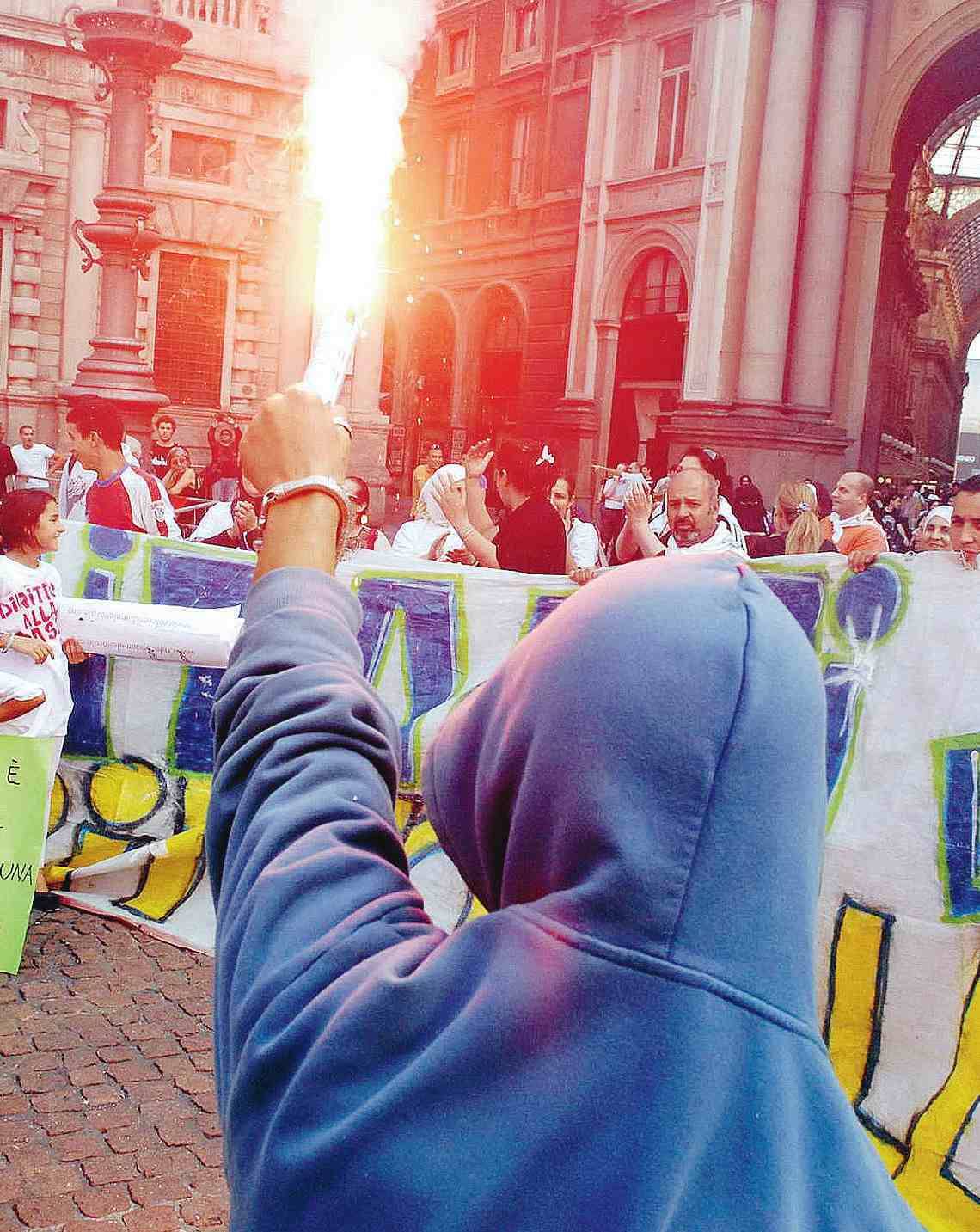 Studenti delle civiche all’assalto del Comune: ferita bimba di 11 anni