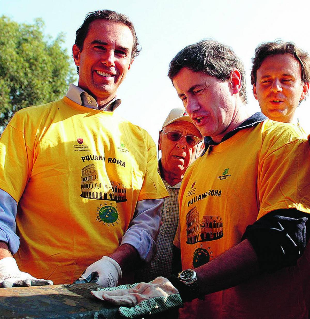 Con tanto di ramazza il sindaco Alemanno offre il buon esempio