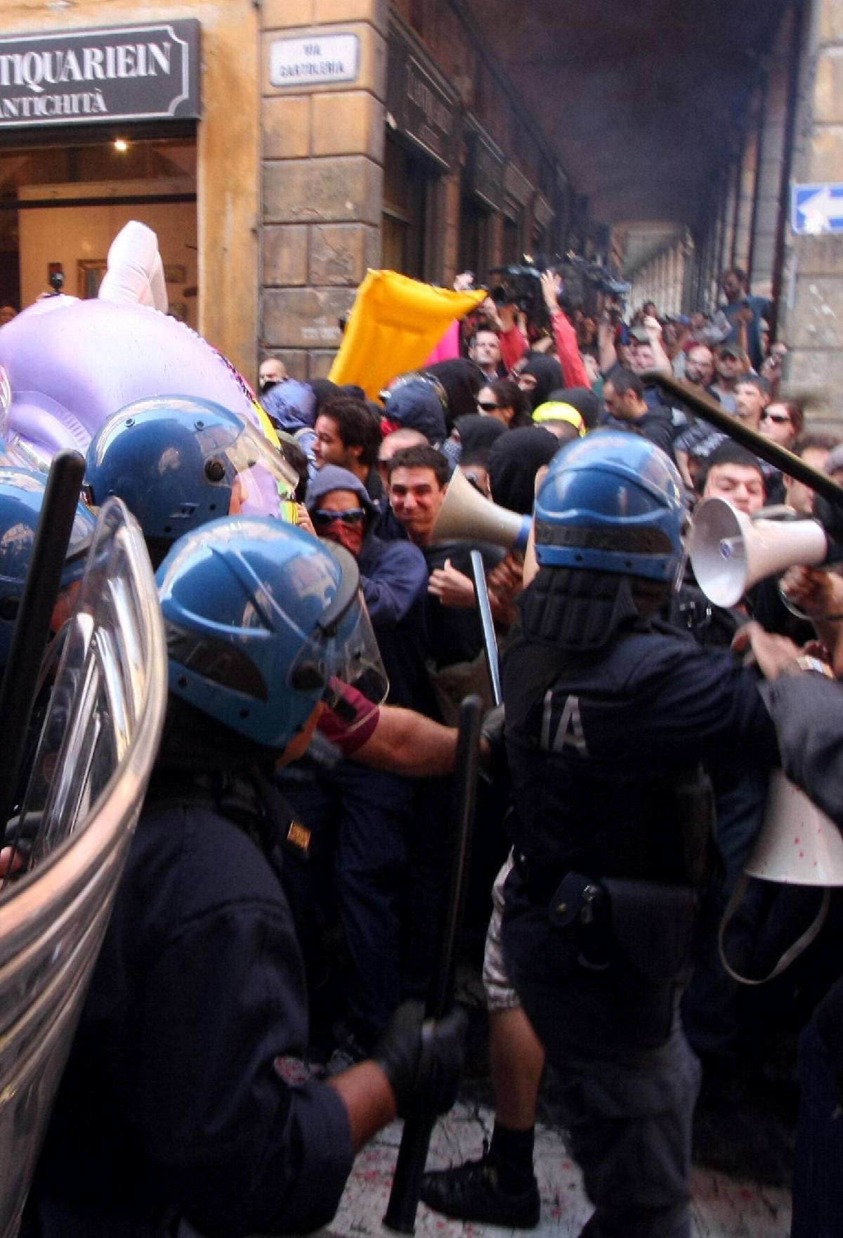 Bologna Studenti e ultrà assalto a Maroni Due agenti feriti